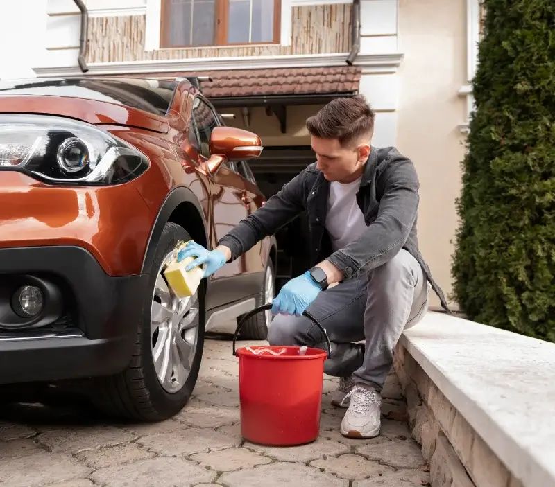 Lavage auto à domicile Celles-sur-Belle : professionnel intervenant sur un véhicule